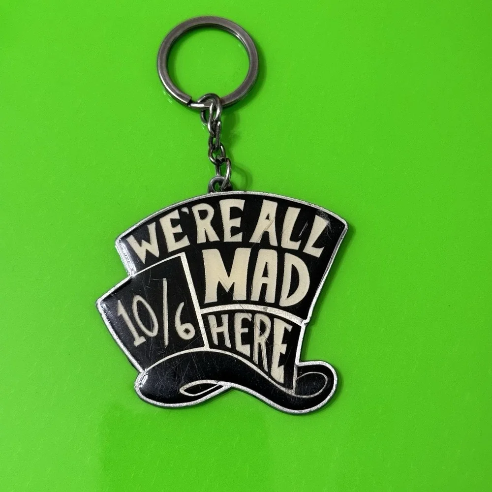 Disney Alice Wonderland Keychain Mad Hatter‎ 10/6 Black White Metal Vintage